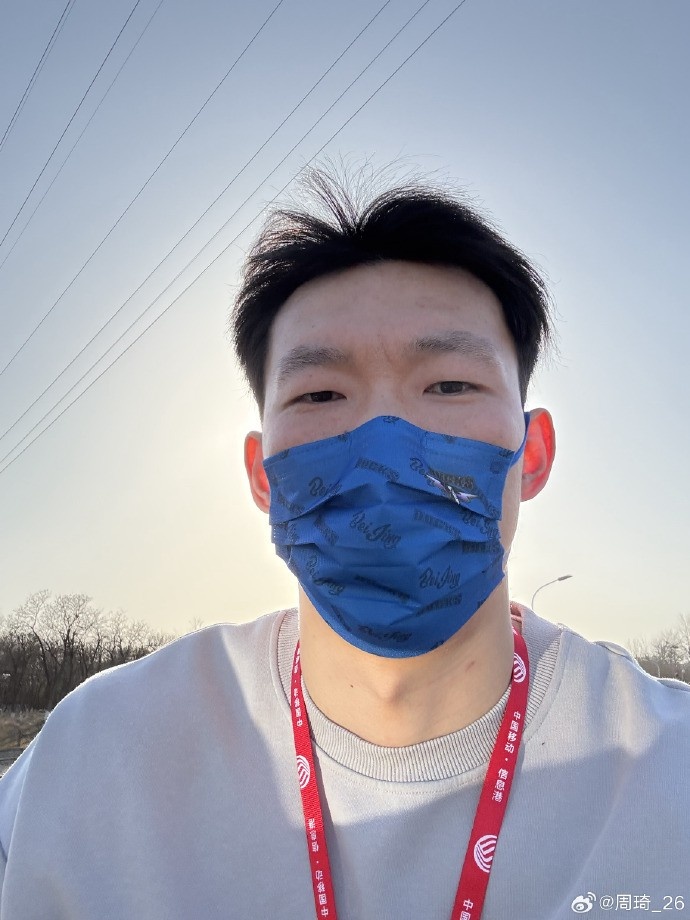 悠閑！周琦騎京牌電動(dòng)車出行：太陽出來了 開京牌兜兜風(fēng)！