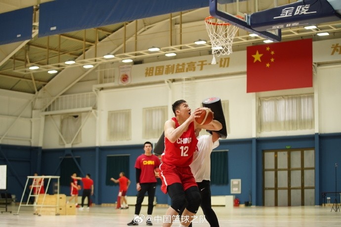 中國籃球之隊官博：大塊頭 大能量 祝李炎哲25歲生日快樂！