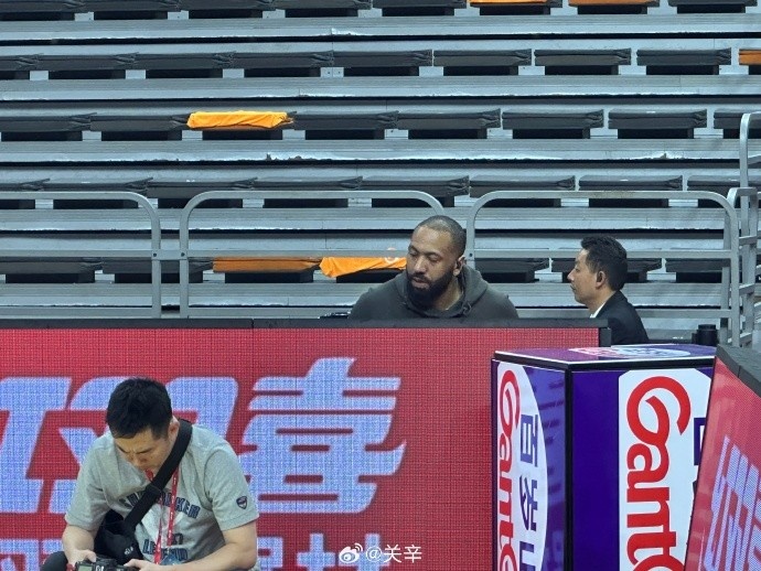 今晚不打？廣東主場(chǎng)迎戰(zhàn)廣廈 吉倫沃特一身便裝現(xiàn)身球館